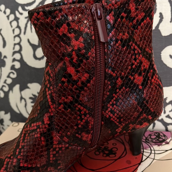 Ladies SZ 6.5 AMELIA GRACE Vino Multi Nadita Faux Snakeskin Red/Black - Picture 12 of 16